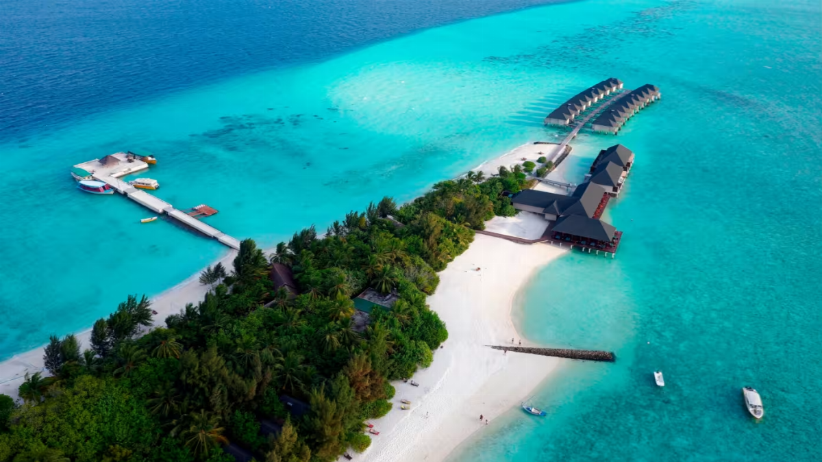 Maldives hunts for bailout to avoid first Islamic sovereign debt default