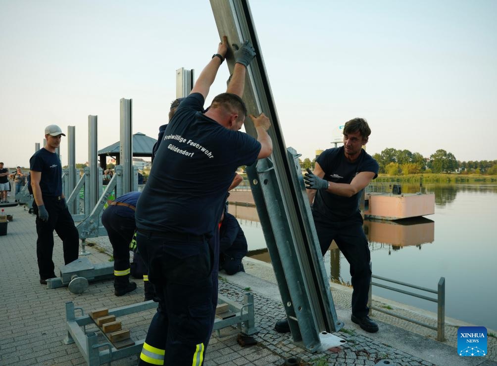 Frankfurt an der oder prepares for rising floodwaters ahead of state election