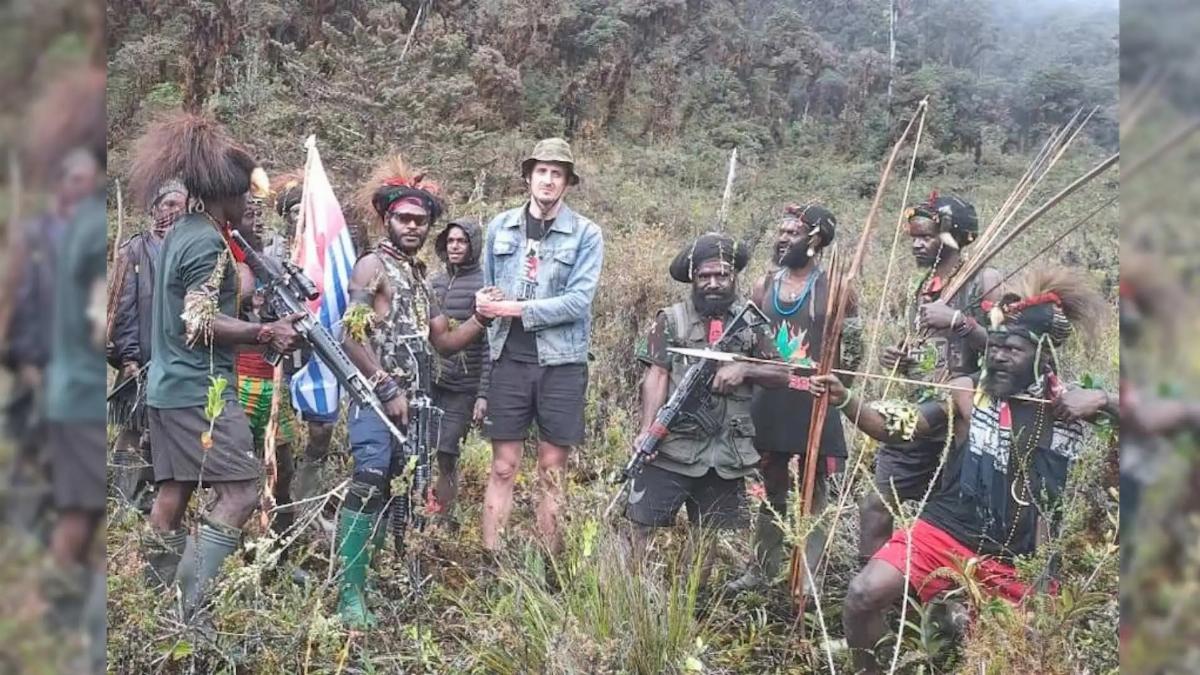 New Zealand pilot Phillip Mehrtens freed by Papua rebels after 19 months