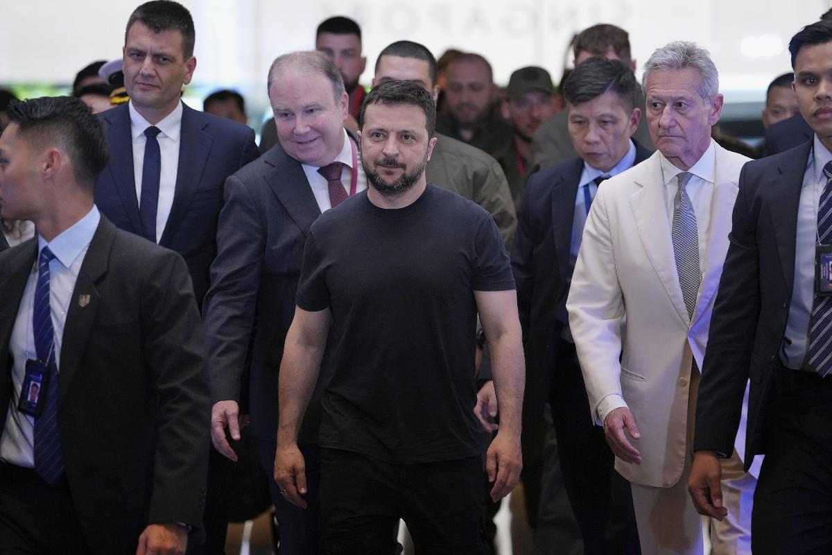 Zelenskyy visits US to present peace plan amid ongoing conflict with Russia